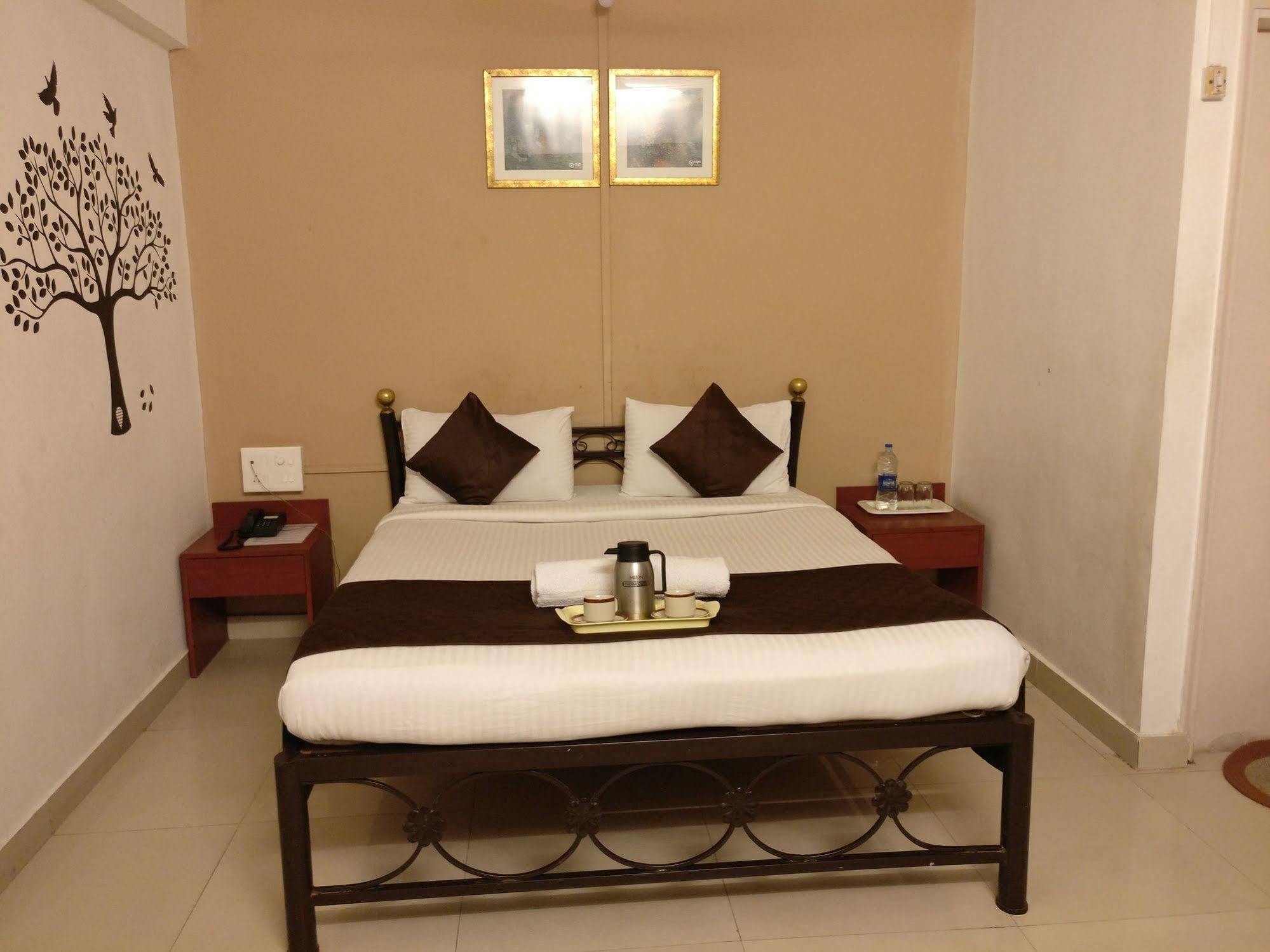 Oyo 1065 Hotel Hmr Royal Inn Pune Zewnętrze zdjęcie