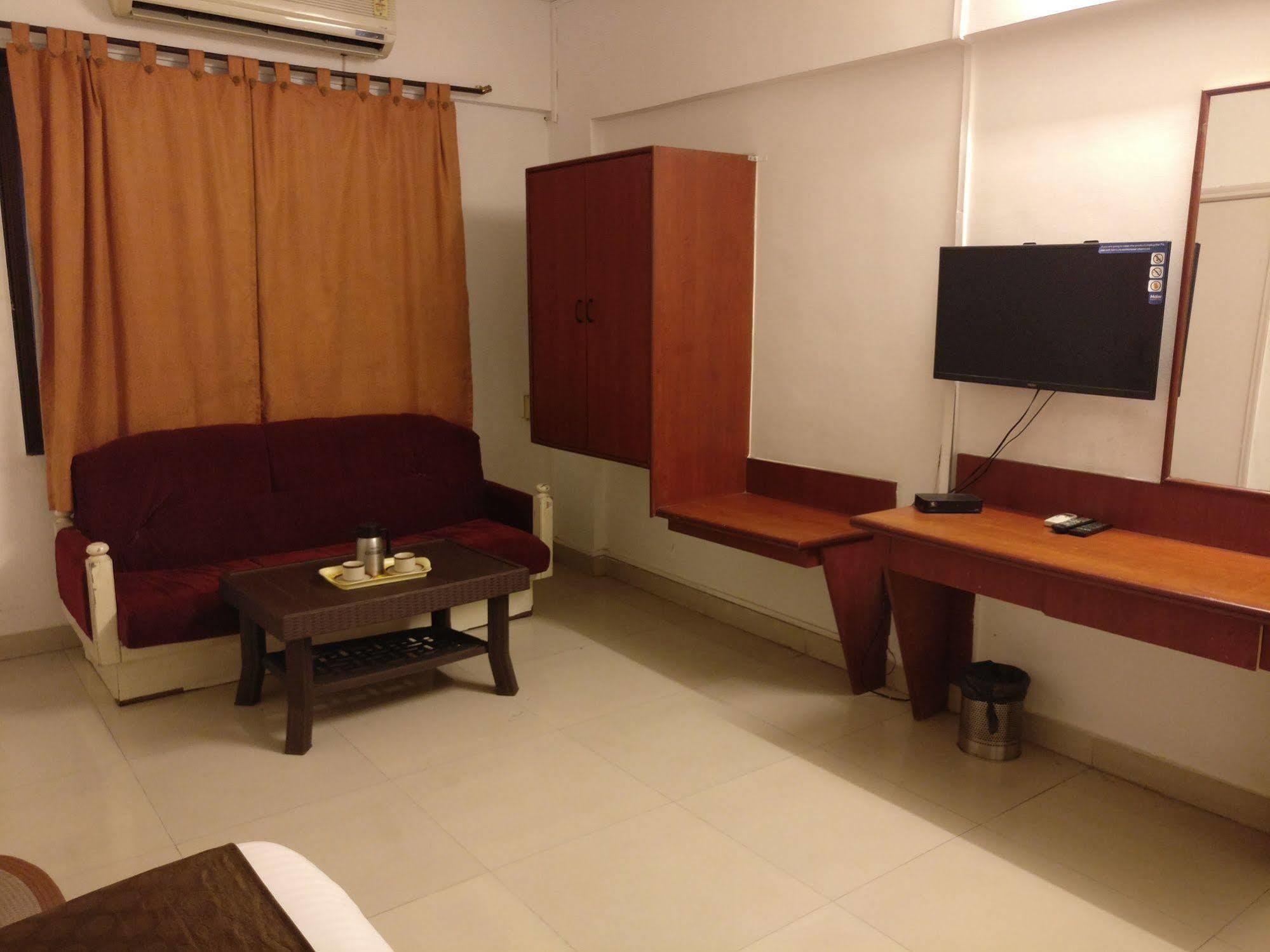 Oyo 1065 Hotel Hmr Royal Inn Pune Zewnętrze zdjęcie