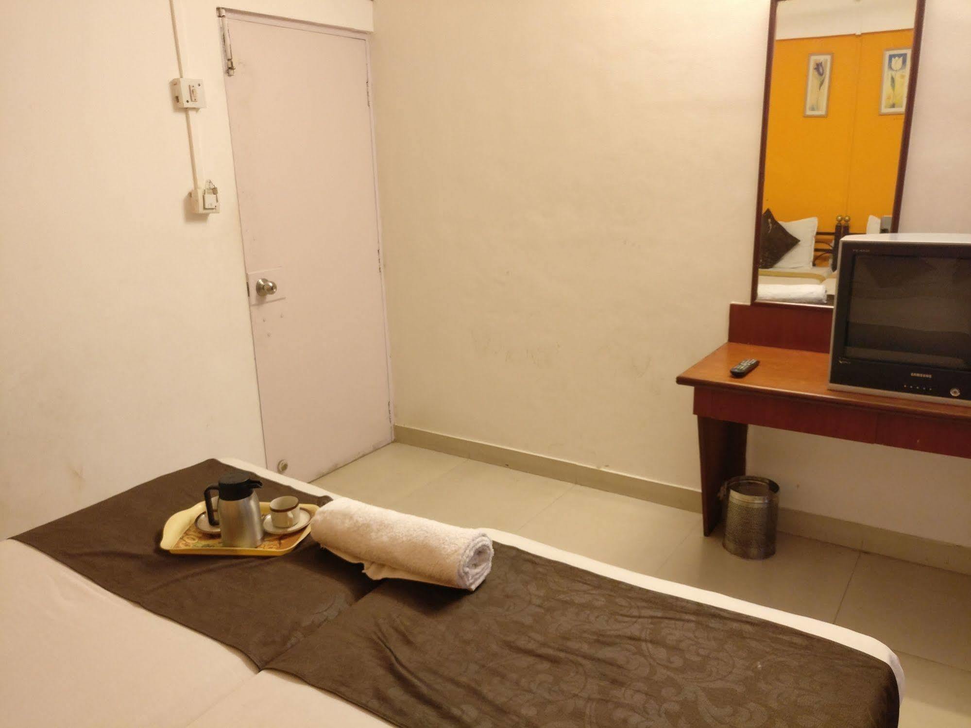 Oyo 1065 Hotel Hmr Royal Inn Pune Zewnętrze zdjęcie