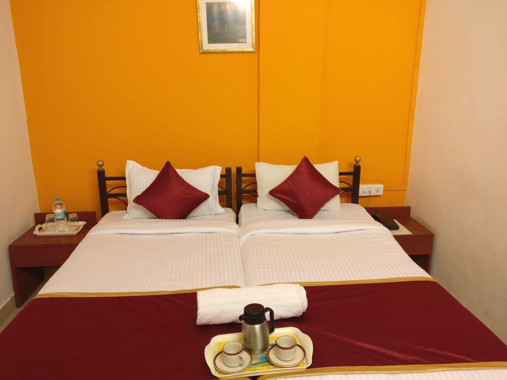 Oyo 1065 Hotel Hmr Royal Inn Pune Zewnętrze zdjęcie