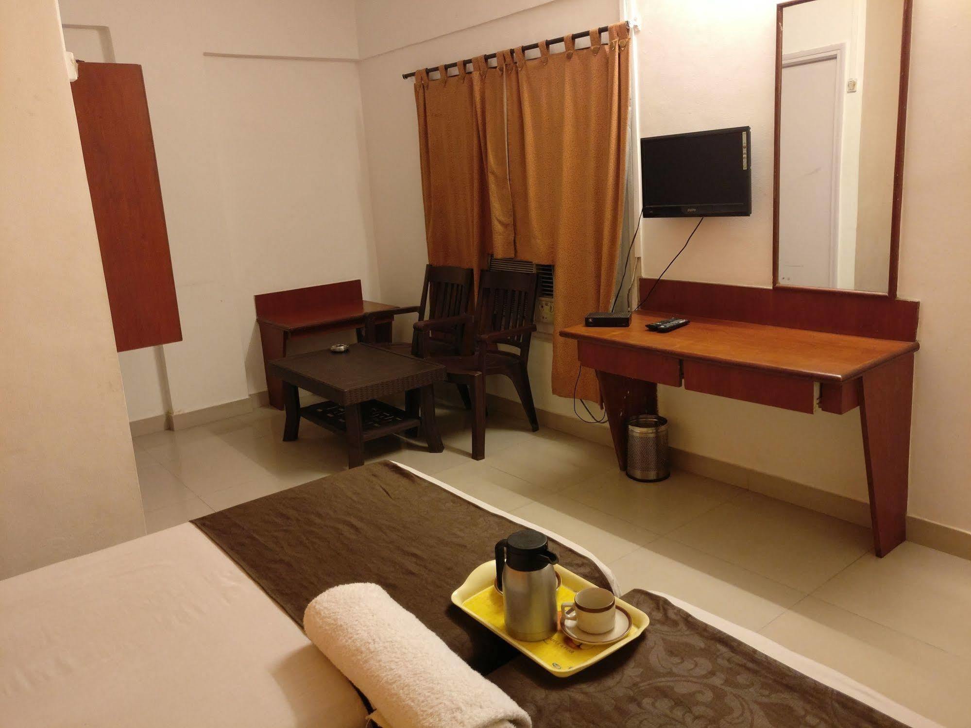 Oyo 1065 Hotel Hmr Royal Inn Pune Zewnętrze zdjęcie