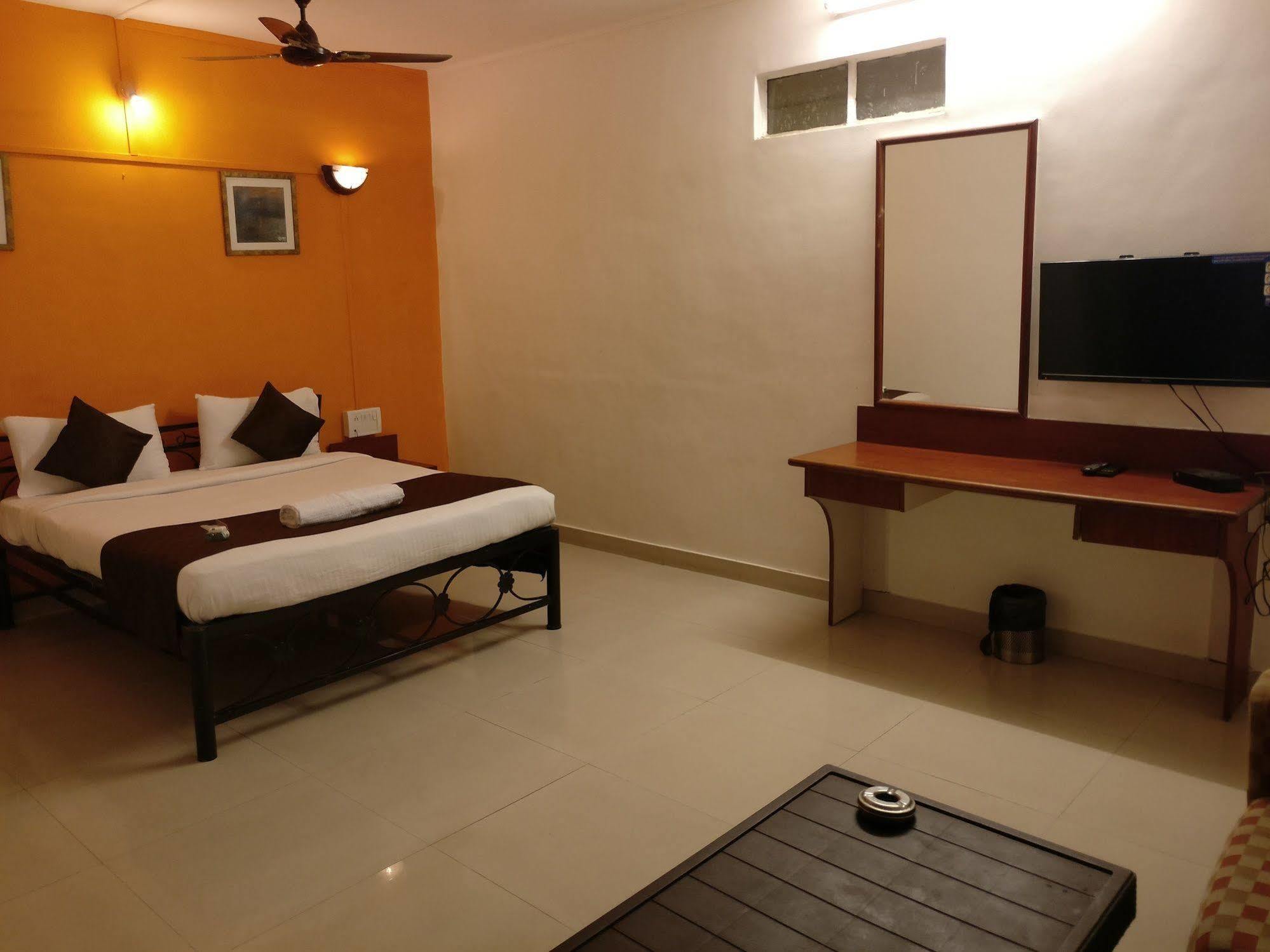 Oyo 1065 Hotel Hmr Royal Inn Pune Zewnętrze zdjęcie