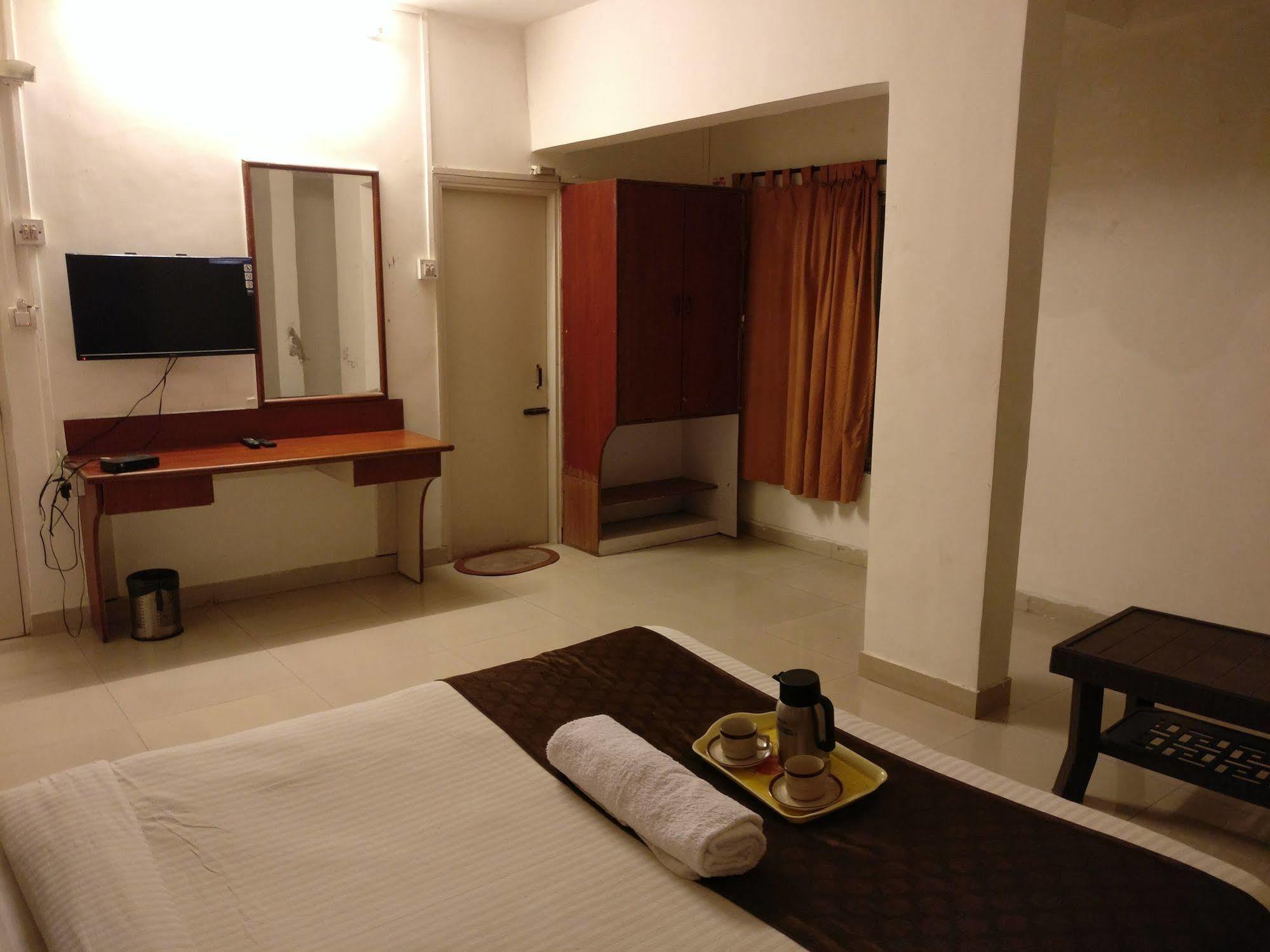 Oyo 1065 Hotel Hmr Royal Inn Pune Zewnętrze zdjęcie