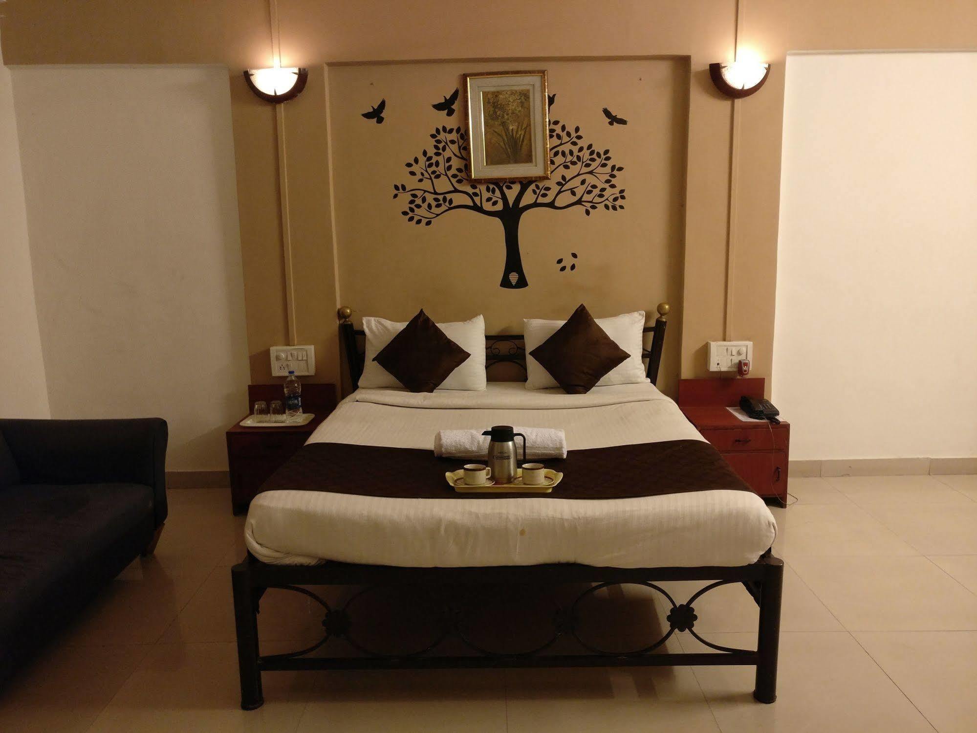 Oyo 1065 Hotel Hmr Royal Inn Pune Zewnętrze zdjęcie