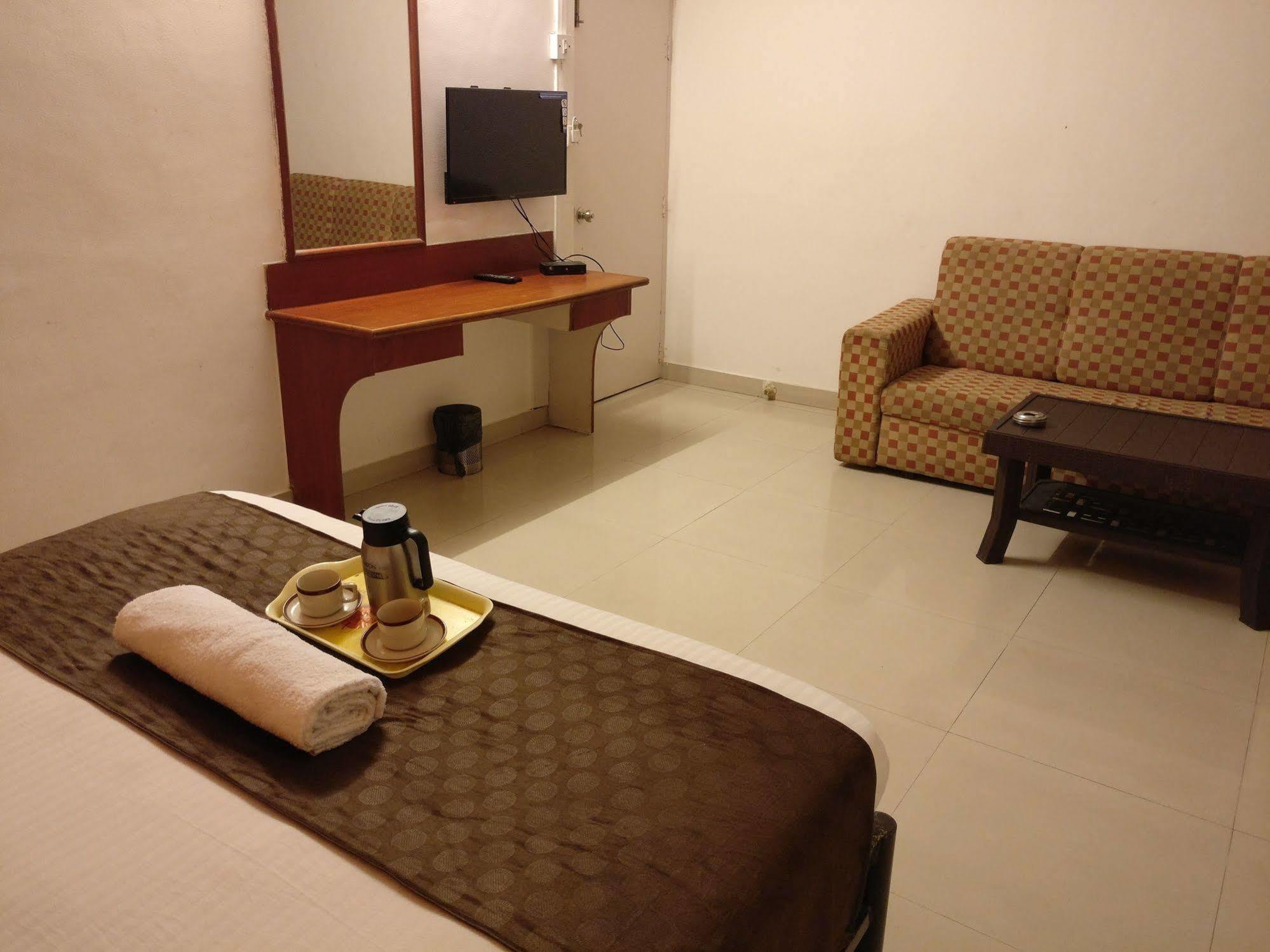 Oyo 1065 Hotel Hmr Royal Inn Pune Zewnętrze zdjęcie