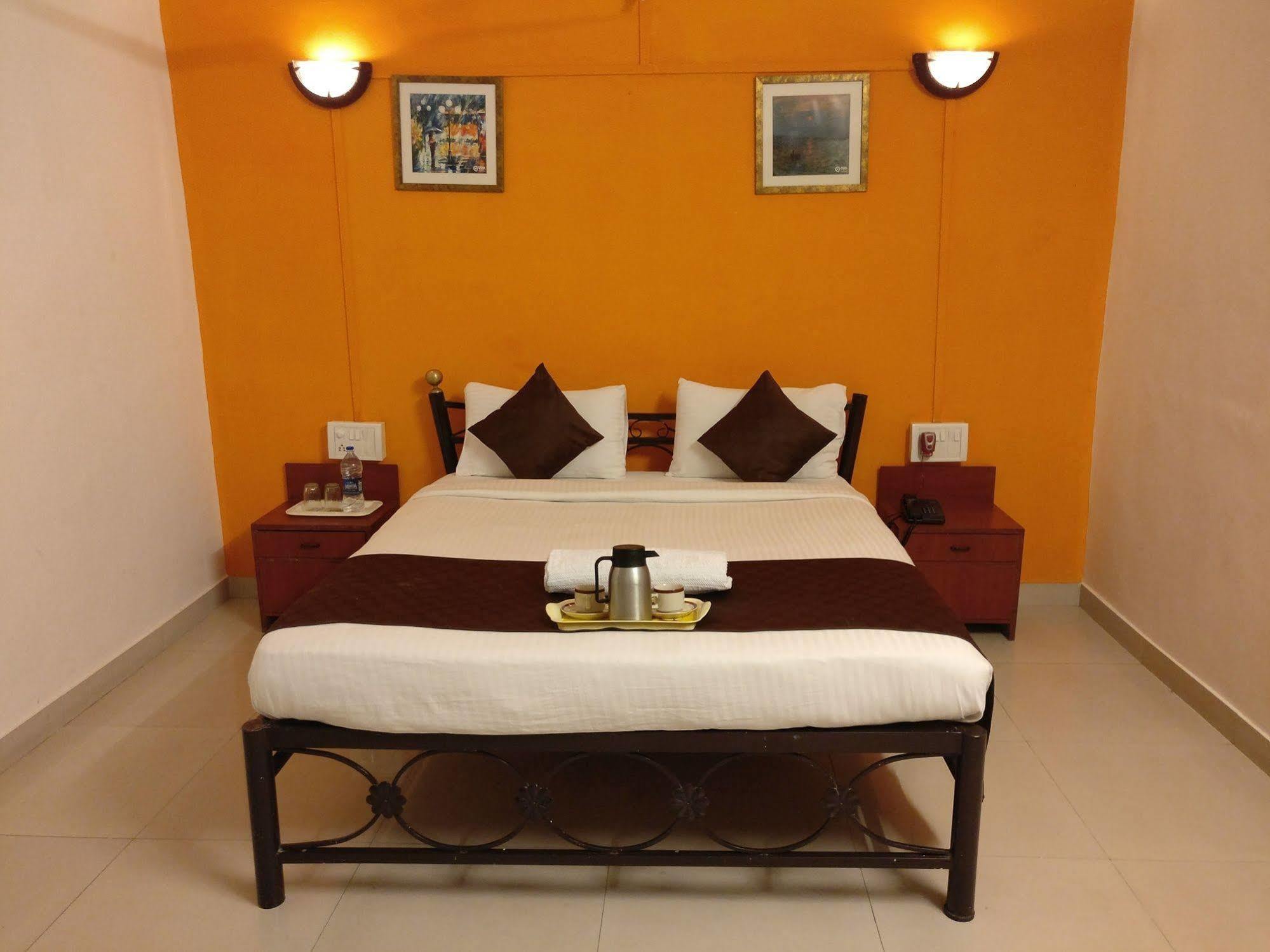 Oyo 1065 Hotel Hmr Royal Inn Pune Zewnętrze zdjęcie