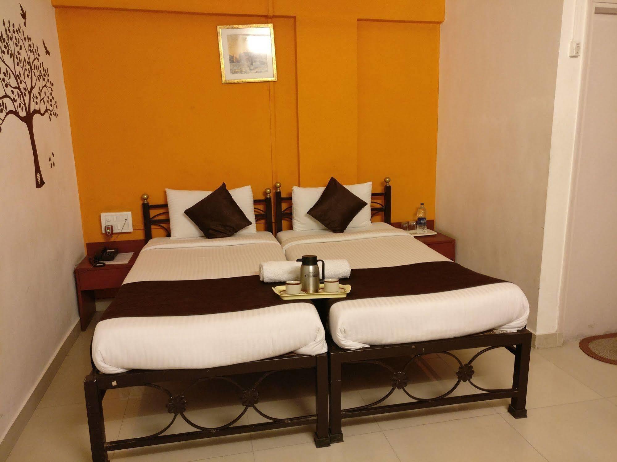 Oyo 1065 Hotel Hmr Royal Inn Pune Zewnętrze zdjęcie