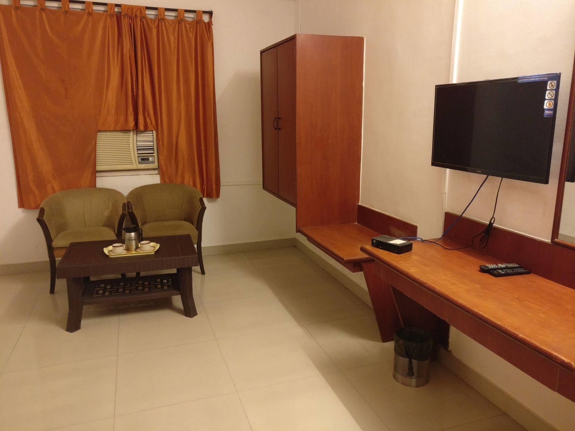 Oyo 1065 Hotel Hmr Royal Inn Pune Zewnętrze zdjęcie